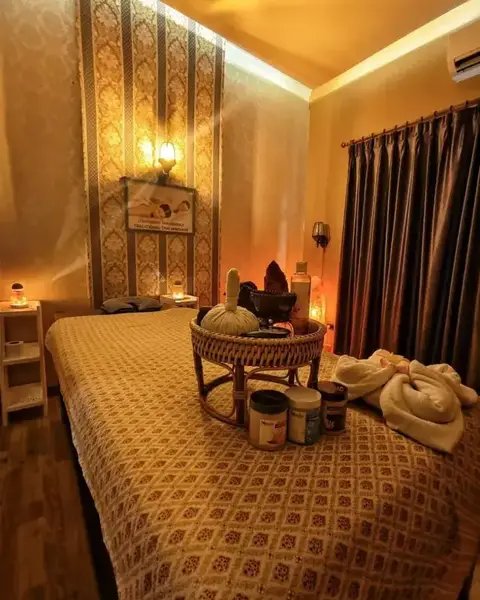 Ai Oon Massage Lanna: treatment room with a patterned mattress and herbal compress tray