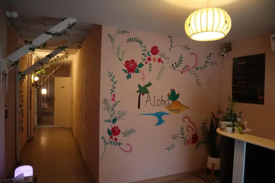 Aloha Massage Chiang Mai: corridor with painted floral mural and lantern