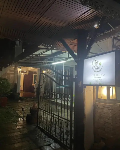 HirunYa Massage: entrance with the sign