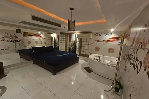 Katherine Massage: room with beds and a jacuzzi
