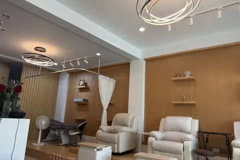Luna WoW Massage: lounge with recliners