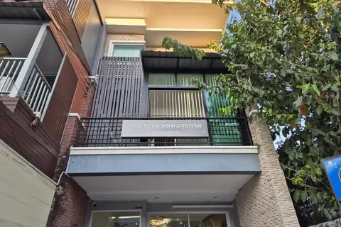 Luna WoW Massage: building exterior