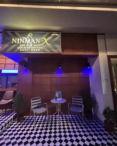 Nimman X: entrance with the sign